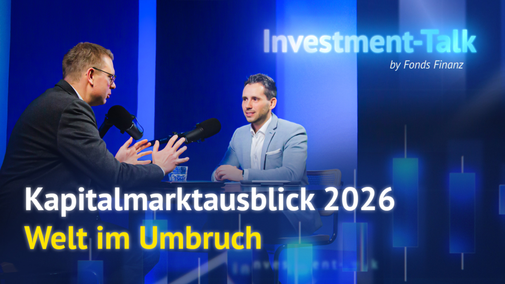 Das Bild zeigt Daniel Arndt (Abteilungsleiter Investment) und Maximilian Kreitlmeier (Teamleiter Portfoliomanagement und Analyse) in einem Video-Podcast Setting. Beide sitzen an einem Tisch mit Mikrofonen und diskutieren miteinander.