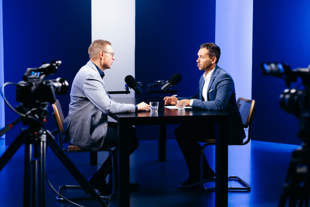 Max Kreitlmeier links und Daniel Arndt rechts sitzen sich beim „Investment-Talk“ gegenüber.